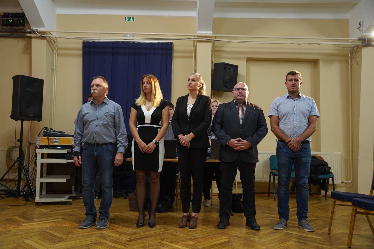 A klsõs bizottsgi tagok: Dr. Popovics Lszl, Dsa Krisztina, Mszros Mnika, Mnyi Zoltn, Hostyinszki kos